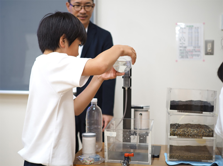 児童たちも実験に参加